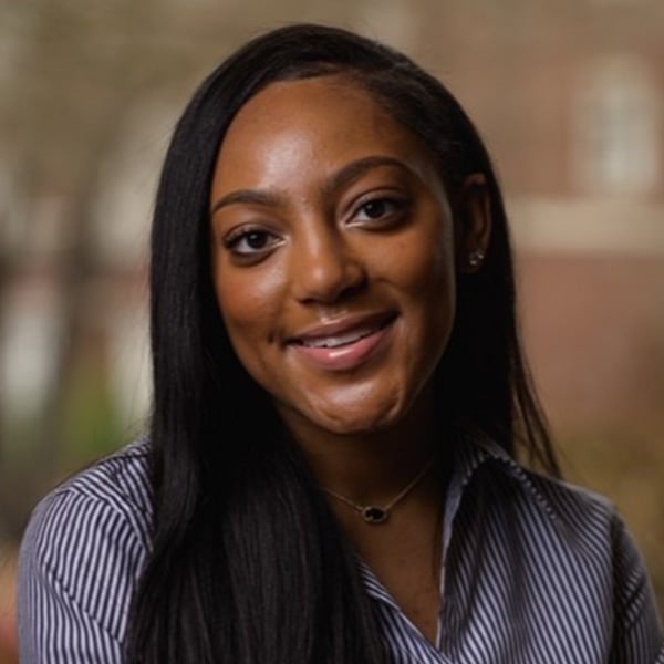 rr_EllenHollinsheadshot